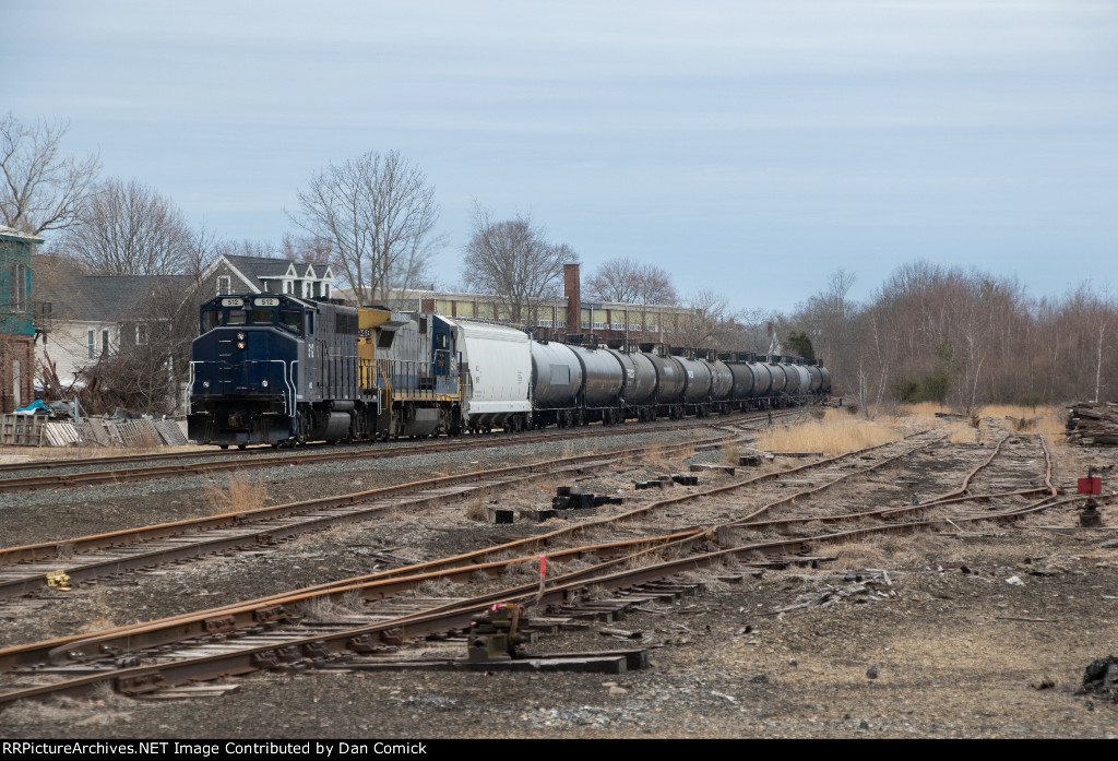 MEC 512 Leads L063 into Portsmouth Yard